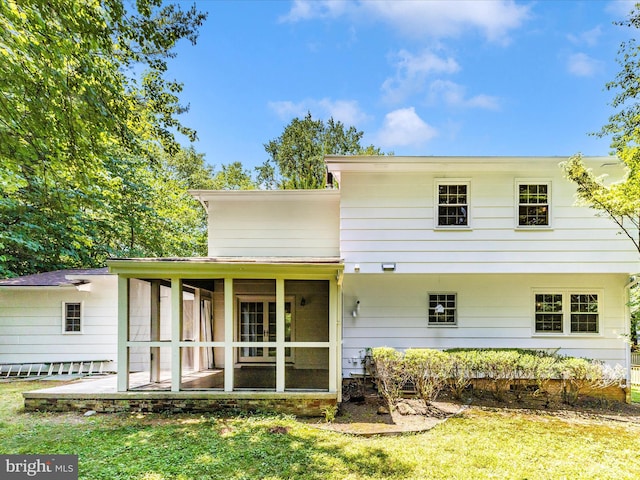 31 Cullinan Dr, Gaithersburg, MD 20878 - rear view of property featuring a sunroom and a lawn