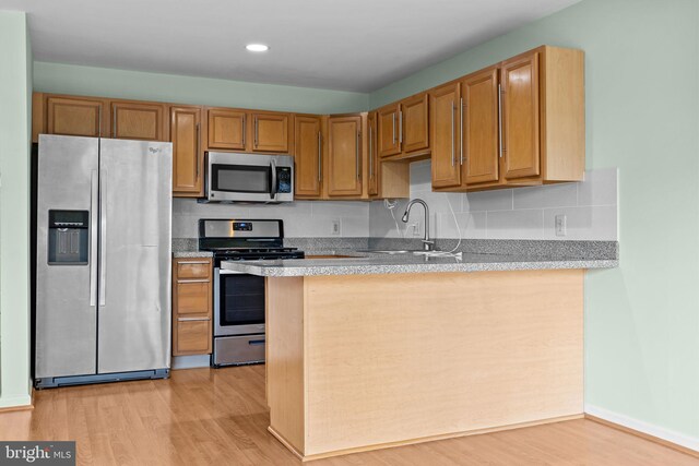 723 Dell Ct, Southampton, PA 18966 - kitchen featuring appliances with stainless steel finishes, light wood-style floors, decorative backsplash, a peninsula, and recessed lighting