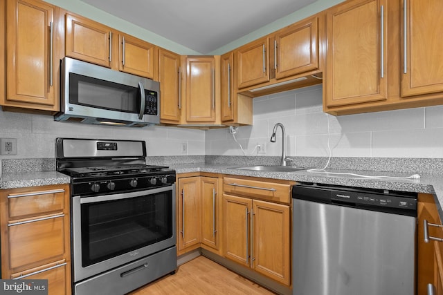 723 Dell Ct, Southampton, PA 18966 - kitchen with stainless steel appliances, light countertops, tasteful backsplash, and brown cabinetry