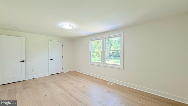 904 Man O War Ln, Great Falls, VA 22066 - unfurnished bedroom featuring light wood-type flooring and baseboards