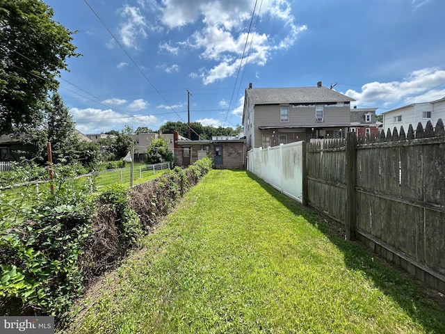 135-137 S 6th St, Shamokin, PA 17872 - view of yard