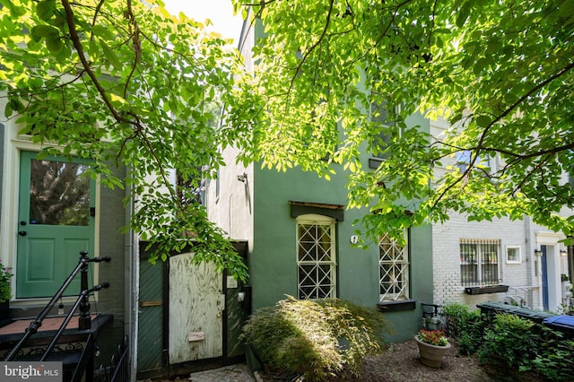 1117 S Carolina Ave SE, Washington, DC 20003 - entrance to property with stucco siding