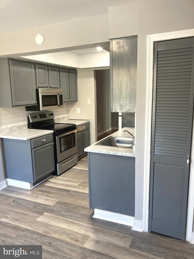 9969 Campus Way S Unit 139, Upper Marlboro, MD 20774 - kitchen featuring stainless steel appliances, gray cabinetry, light countertops, and backsplash