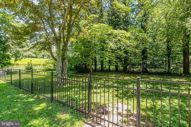 722 River Rd, Ewing, NJ 08628 - view of yard