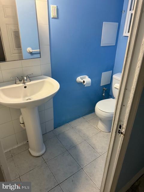 812 Emerson St NW, Washington, DC 20011 - bathroom with tile patterned floors and tile walls