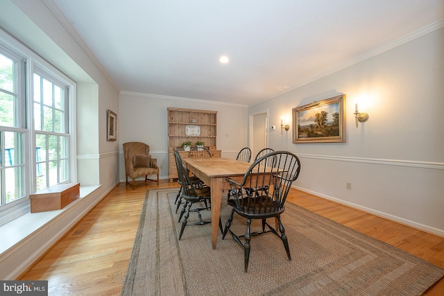 431 Waynesbrooke Rd, Berwyn, PA 19312 - dining area featuring light wood finished floors, crown molding, and recessed lighting
