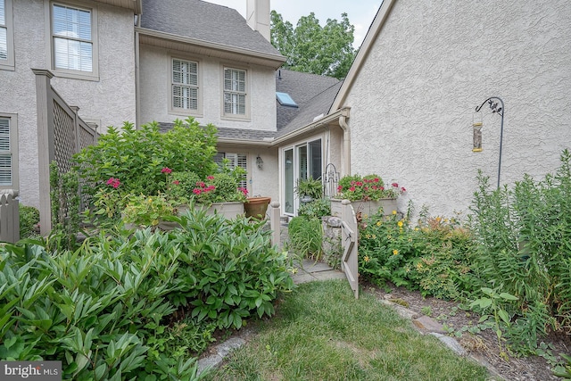 431 Waynesbrooke Rd, Berwyn, PA 19312 - property entrance with stucco siding and a shingled roof