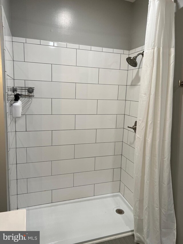 23 E Beverley St, Staunton, VA 24401 - full bathroom with a tile shower