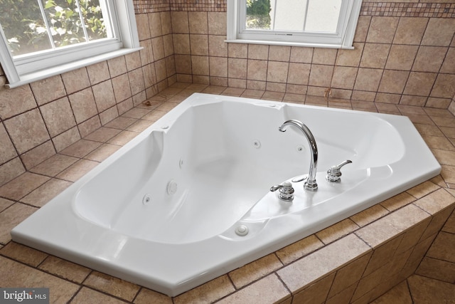 3960 Mountain View Ave, Easton, PA 18045 - full bath featuring a tub with jets