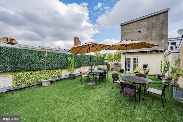 210 S High St, Baltimore, MD 21202 - fenced backyard with outdoor dining area and french doors