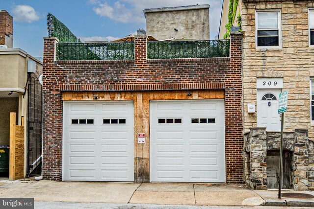 210 S High St, Baltimore, MD 21202 - garage with driveway
