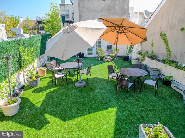 210 S High St, Baltimore, MD 21202 - fenced backyard featuring outdoor dining space