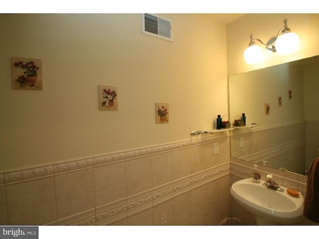 5 Vaccaro Rd, Lawrenceville, NJ 08648 - bathroom featuring a sink
