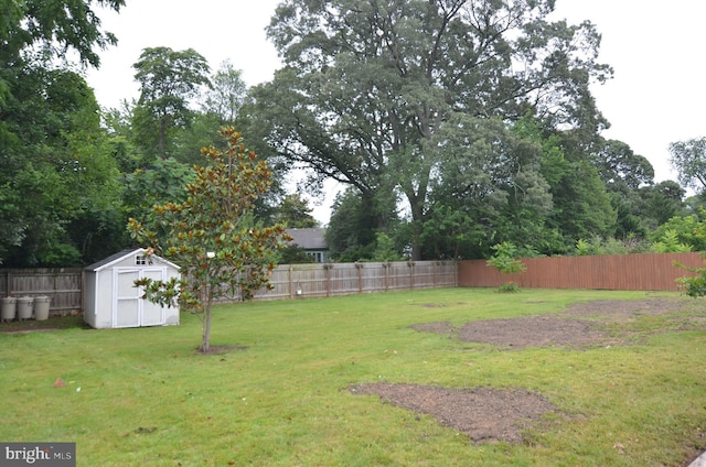 514 Red Oak Dr, Severna Park, MD 21146 - fenced backyard with a storage unit