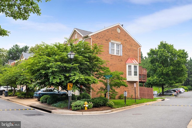 913 Rolfe Pl, Alexandria, VA 22314 - view of side of property featuring brick siding