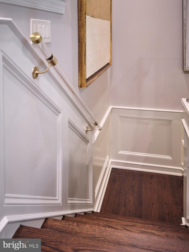 44 W Mechanic St, New Hope, PA 18938 - detailed view of a decorative wall and wainscoting