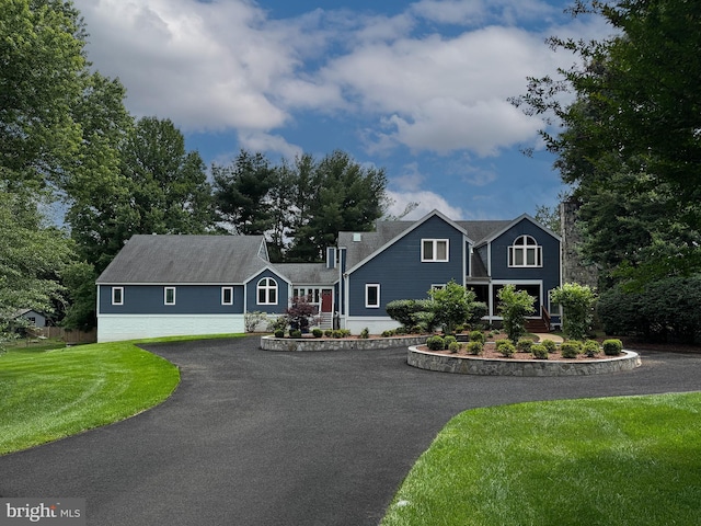 10309 E Hunter Valley Rd, Vienna, VA 22181 - view of front facade featuring driveway and a front yard