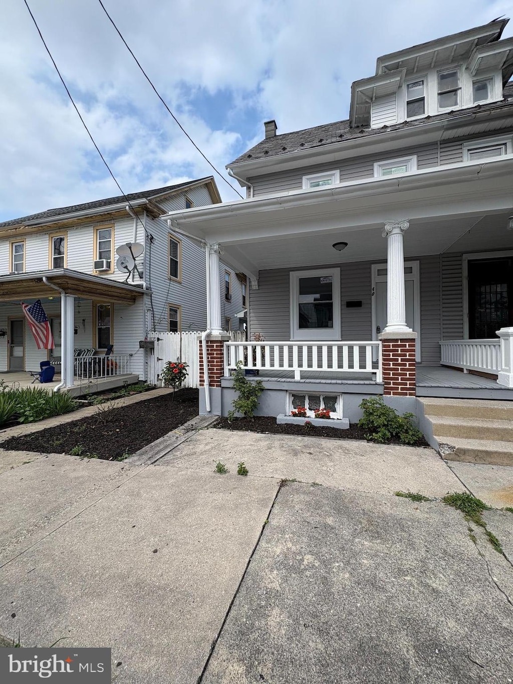 40 N Grant St, Palmyra, PA 17078 - townhome / multi-family property featuring covered porch