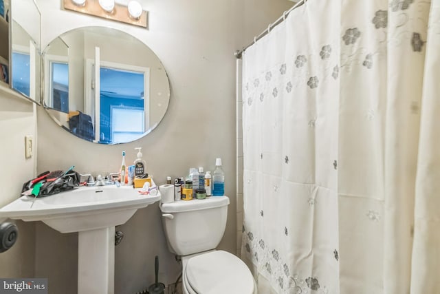 5349 Call Pl SE, Washington, DC 20019 - bathroom featuring toilet and a shower with curtain