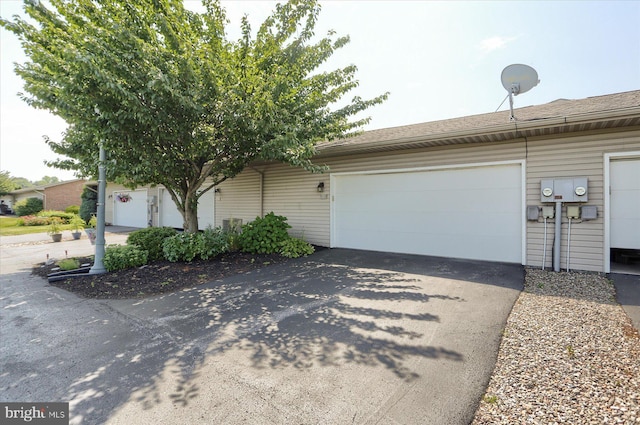1339 Georgetown Cir, Carlisle, PA 17013 - view of side of home with driveway and a garage