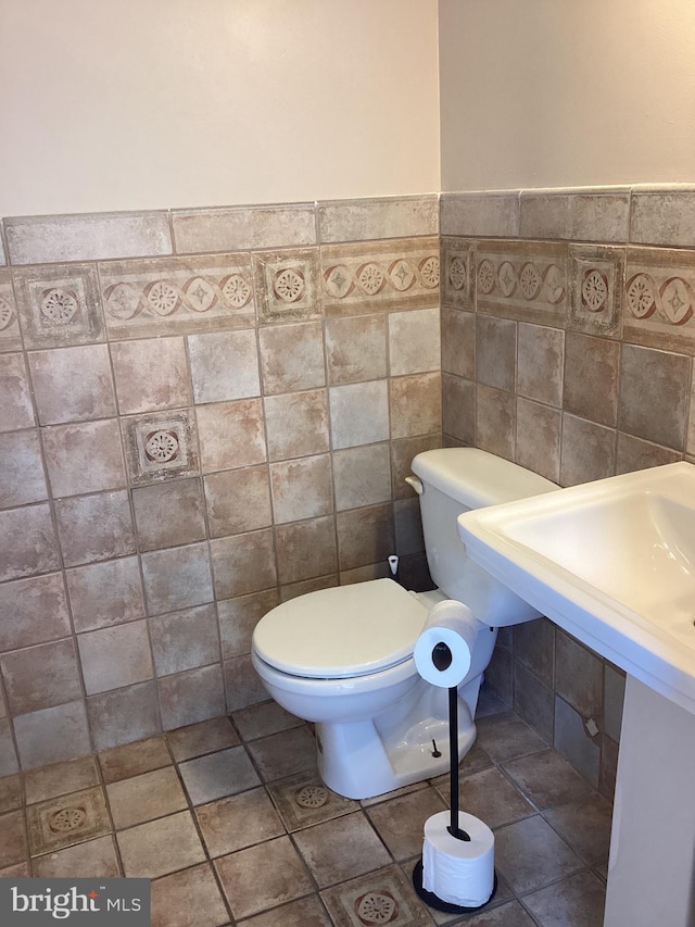 3703 Elberta Ln, Marlton, NJ 08053 - bathroom with tile walls