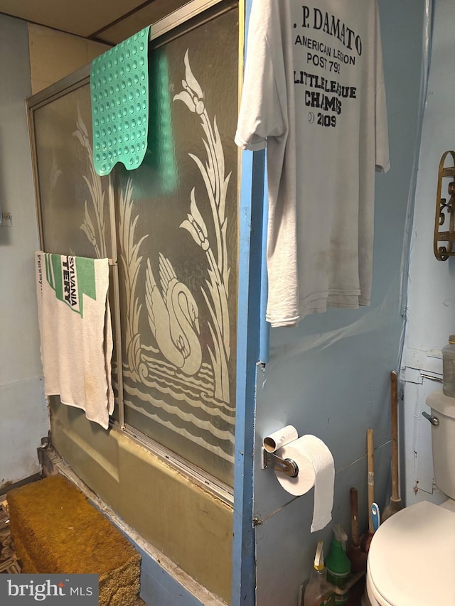 330 W Poplar St, Shenandoah, PA 17976 - full bath with toilet and bath / shower combo with glass door