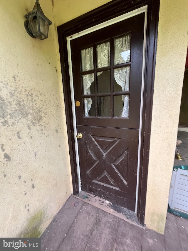 93 Jacobs Creek Rd, Ewing, NJ 08628 - entrance to property with stucco siding