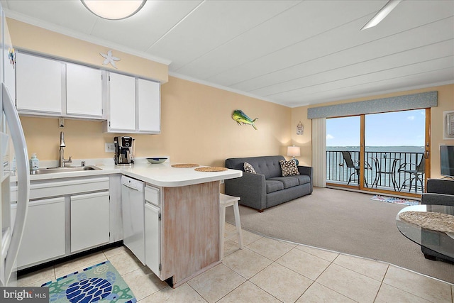 778 94th St Unit 205, Ocean City, MD 21842 - kitchen featuring open floor plan, light colored carpet, crown molding, a peninsula, and light tile patterned floors