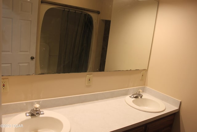 bathroom featuring large vanity