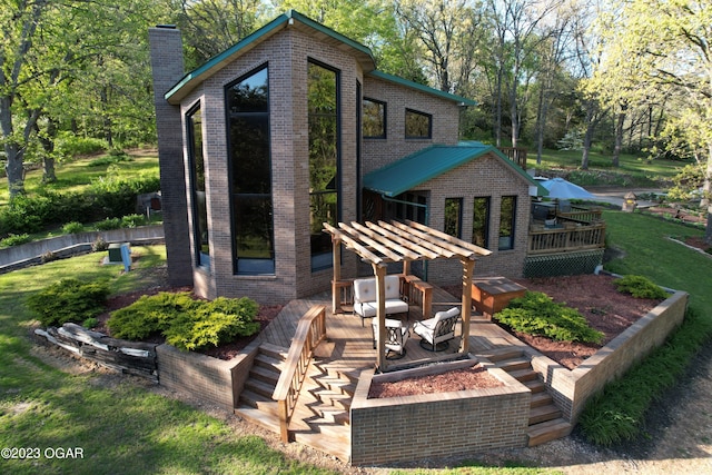 view of front of property featuring a wooden deck and a front lawn