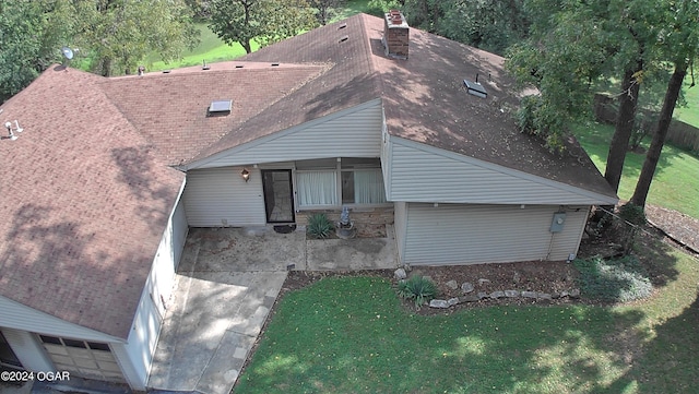 view of front facade featuring a front lawn