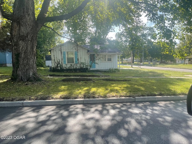 view of front of property with a front lawn