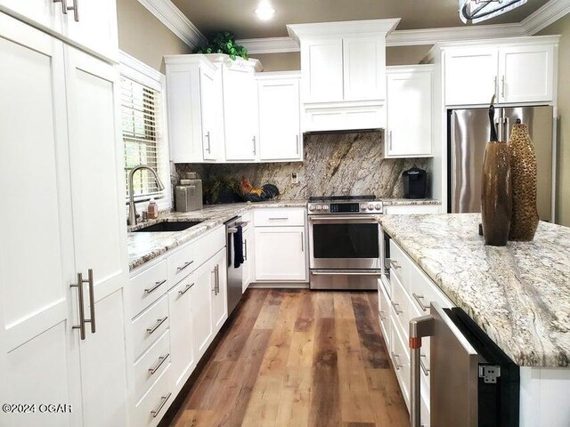 21942 Mill Creek Cir, Shell Knob, MO 65747 - kitchen with sink, tasteful backsplash, stainless steel appliances, dark hardwood / wood-style floors, and ornamental molding