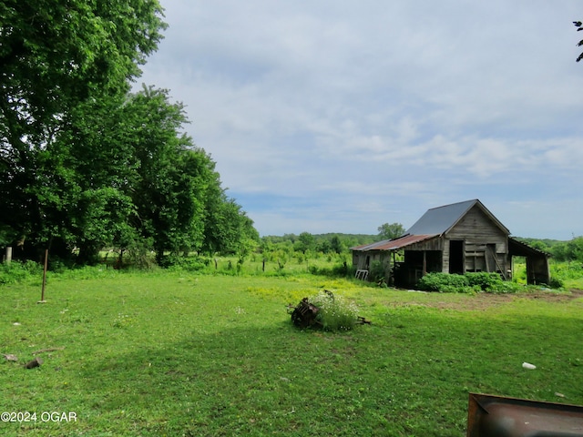 view of yard with a rural view