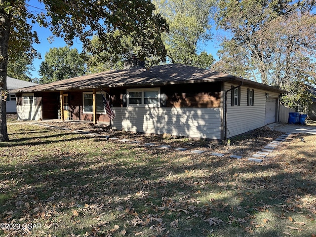 view of front of property featuring a garage and a front yard