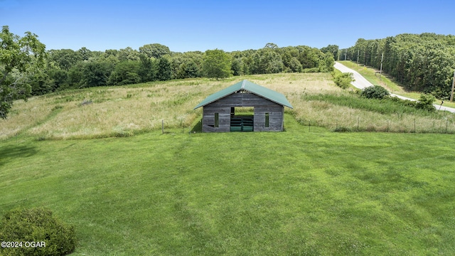 view of yard with an outdoor structure