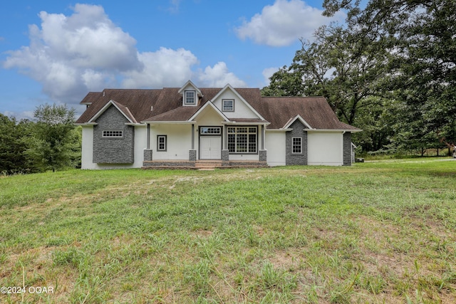 view of front of property featuring a front lawn