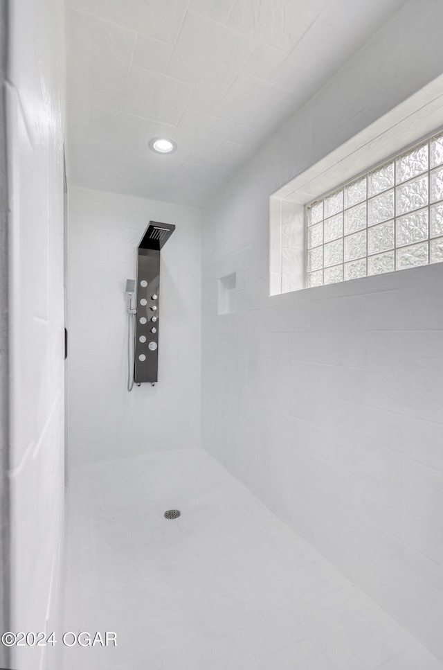 bathroom featuring tiled shower