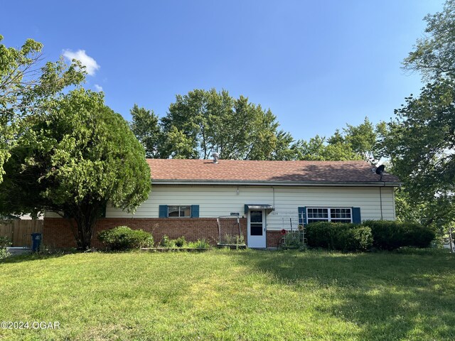 view of front facade featuring a front yard