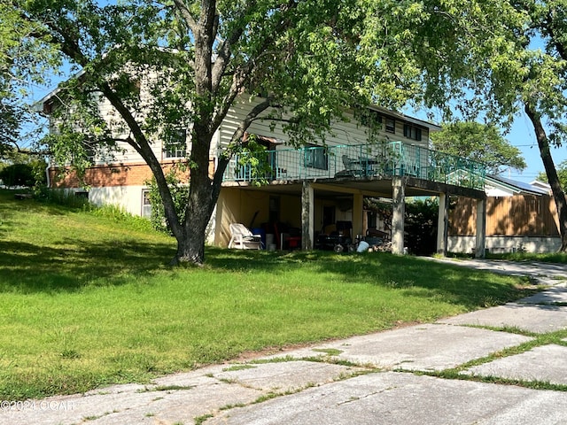 view of front facade with a front yard