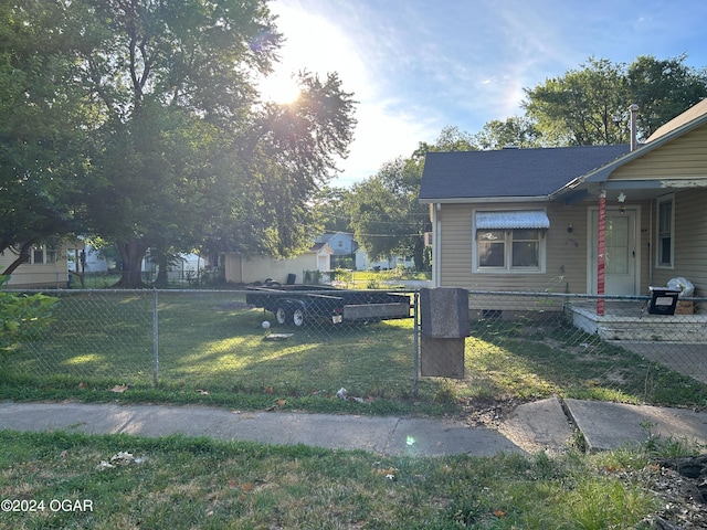 view of side of property featuring a lawn