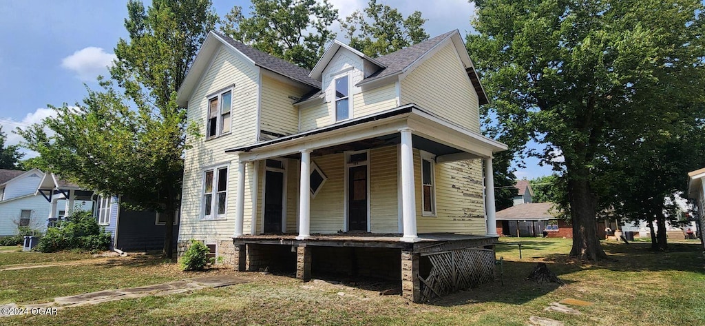 view of front of home featuring a front yard