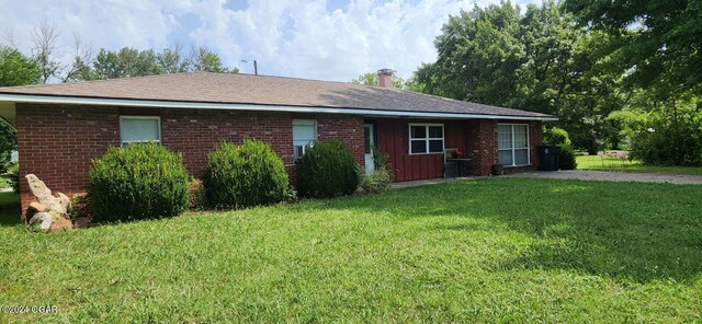 view of front of home with a front lawn