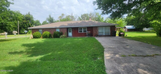 ranch-style house featuring a front lawn