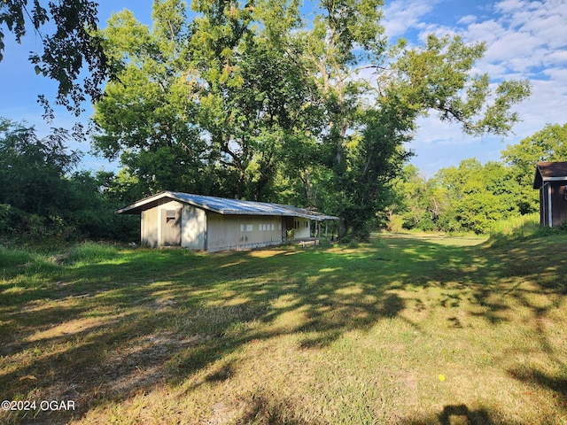 view of yard featuring an outbuilding