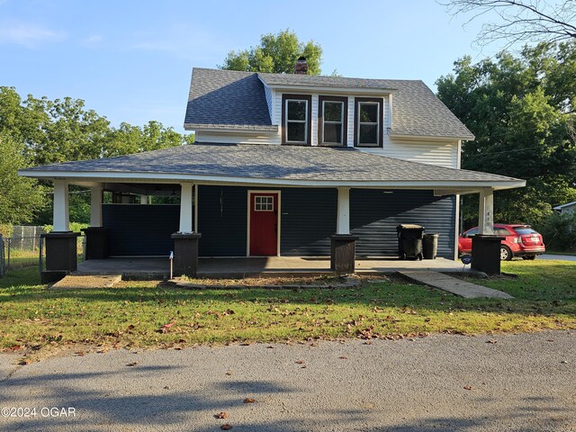 farmhouse inspired home with a porch and a front yard