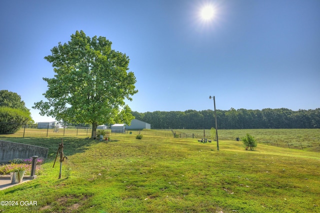 view of yard featuring a rural view