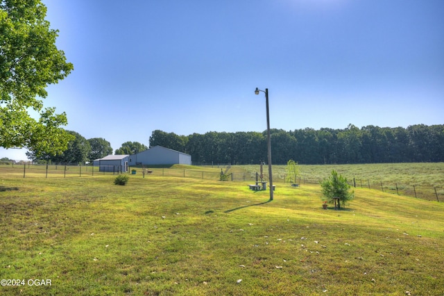 view of yard featuring a rural view