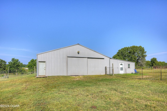 view of outdoor structure featuring a garage and a yard