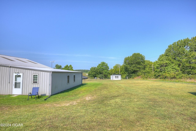 view of yard featuring an outdoor structure